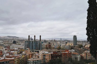 24 Mart 2024 'te İspanya' nın bulutlu bir gününde Barselona şehrinin panoramik görüntüsü