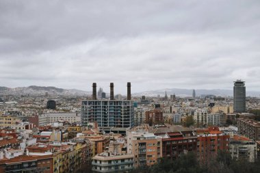 24 Mart 2024 'te İspanya' nın bulutlu bir gününde Barselona şehrinin panoramik görüntüsü