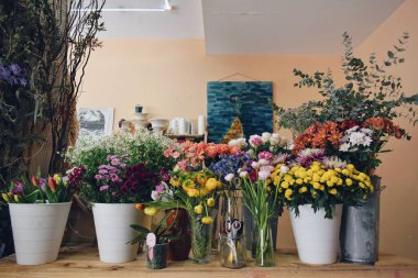 Çiçekçide elle kesim işi, Barcelona. 