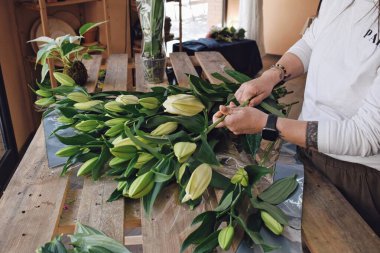 Çiçekçide elle kesim işi, Barcelona. 