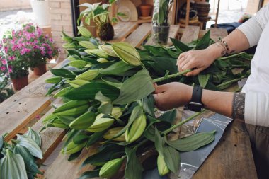 Çiçekçide elle kesim işi, Barcelona. 