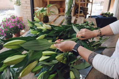 Çiçekçide elle kesim işi, Barcelona. 