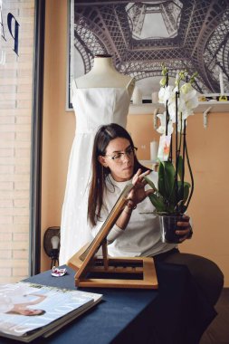 Gelinlik ve vitrininin detaylarını hazırlayan kız, Barcelona.