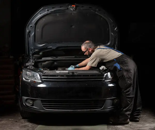 Front View Mechanic Repairing Black Car Home Repairs Concept — Stock Photo, Image