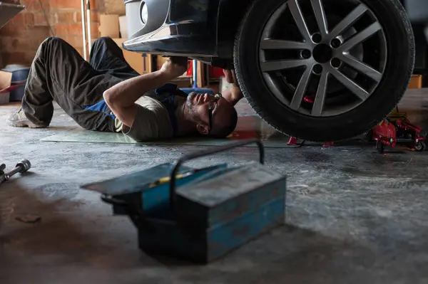 Homme Caucasien Inspectant Dessous Une Voiture Dans Son Garage Concept — Photo