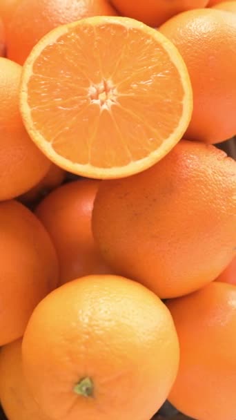たくさんのオレンジを食べる準備ができています 健康食品コンセプト — ストック動画