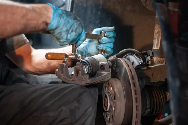 Tiro Das Mãos Homem Reparar Travões Dos Carros Home Mecânica — Fotografia de Stock