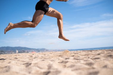 Antrenman sırasında bir dizi atlayış yapan tanınmayan bir adamın bacakları. Spor konsepti.