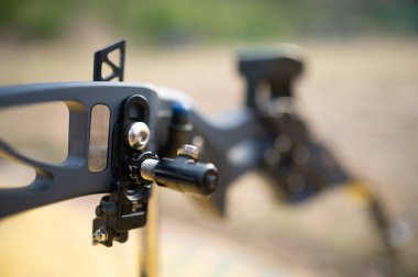 Üzerinde siyah ok olan siyah ve gümüş bir yay.