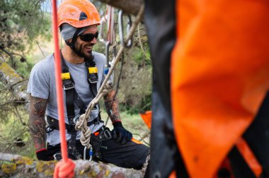 Gülümseyen bir ağaç ustalıkla ağaç budayarak ağaç bakımı konusunda uzmanlık ve profesyonellik gösteriyor.
