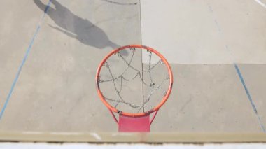 Smaç yapan bir basketbolcunun yüksek açılı görüntüsü