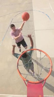 Basketbol oynayan ve sahada sayı yapan arkadaşlar.