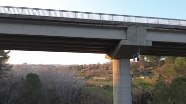 Uzman işçiler köprü altında bakım görevlerini yerine getiriyorlar