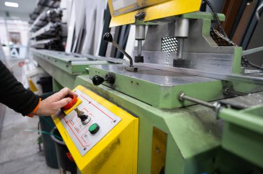 Bir atölyede alüminyum işleme için makine kullanan marangoz, zanaat ve endüstriyel imalata odaklanıyor