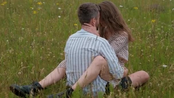 Happy Couple Enjoying Each Other Middle Field Outdoors Woman Sitting — Vídeo de stock