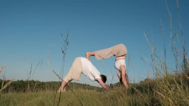 Чоловік Жінка Одягаються Само Doing Difficult Pose Практикуючи Йогу Відкритому — стокове відео