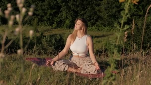 Молода Жінка Медитує Килимку Свіжому Повітрі Заході Сонця Красивим Пейзажем — стокове відео