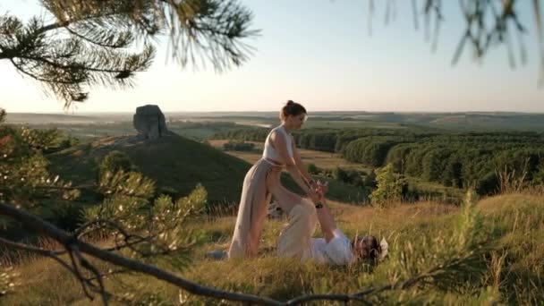 Man Woman Practicing Yoga Outdoors Sunset Scenic Landscape Nature Miracle — Stok Video