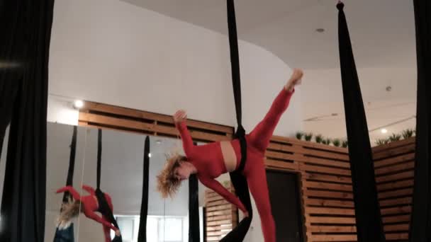 Young Woman Red Athletic Suit Does Complex Exercises Canvas Aerial — Stok video