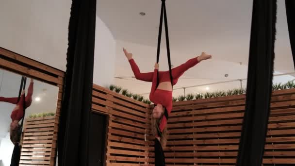 Young Woman Red Athletic Suit Does Complex Exercises Canvas Aerial — Video Stock