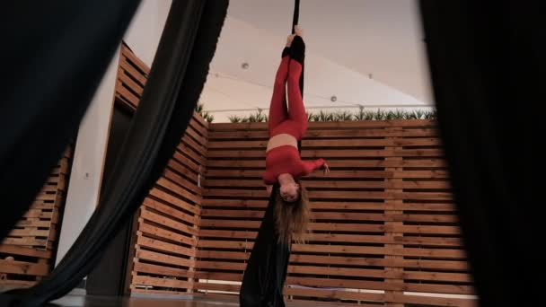 Aerial Gymnastics Studio Young Woman Red Athletic Suit Does Complex — Stok video
