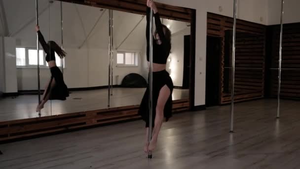 Pole Dancer Does Acrobatic Elements Athletic Young Woman Performs Tricks — Stok video