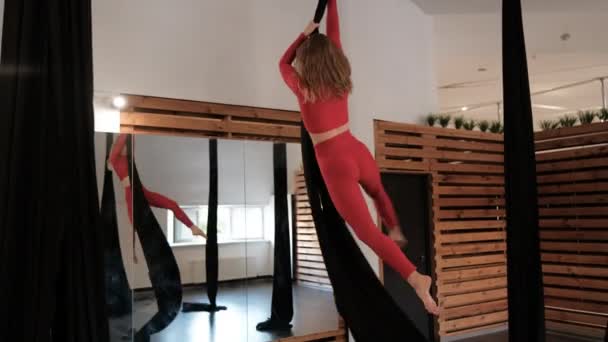 Aerial Gymnastics Studio Young Woman Red Athletic Suit Does Complex — Vídeos de Stock