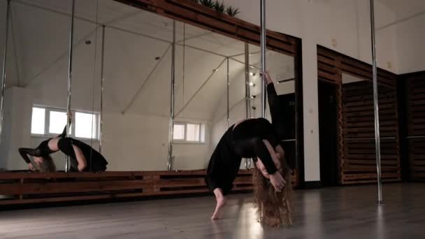 Athletic Young Woman Performs Tricks Pylon Pole Dancer Does Acrobatic — стоковое видео