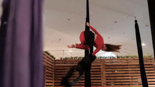 Aerial Gymnastics Studio Young Woman Red Athletic Suit Does Complex — Stok video