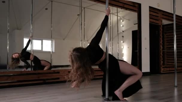 Athletic Young Woman Performs Tricks Pylon Pole Dancer Does Acrobatic — Stock video