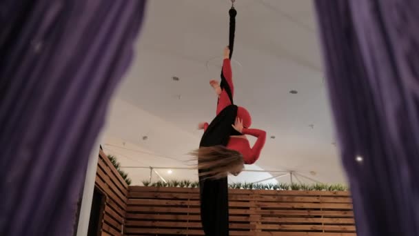 Aerial Gymnastics Studio Young Woman Red Athletic Suit Does Complex — Vídeo de stock