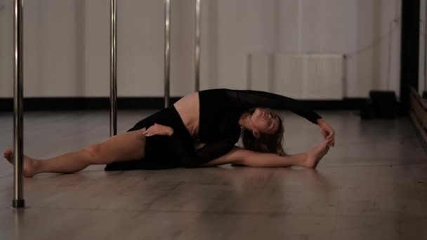 Athletic Young Pole Dancer Woman Performs Sensual Elements Studio Pylon — Stok video