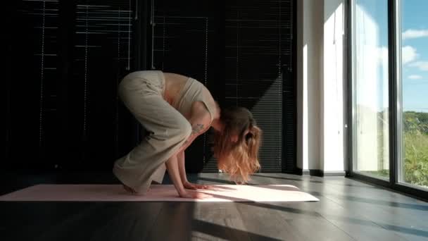 年轻女人在家里练瑜伽 想在全景窗边做一个手倒立 — 图库视频影像