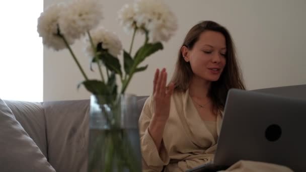 Mujer Joven Albornoz Está Sentado Sofá Bebiendo Café Haciendo Videollamada — Vídeos de Stock
