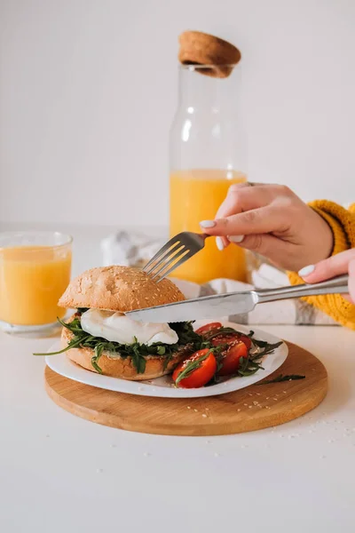 Breakfast Sandwich Egg Arugula Cherry Tomatoes Table Orange Juice — Stock Photo, Image