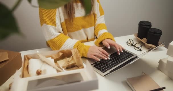 Zbliżenie Nierozpoznawalny Kobieta Przedsiębiorca Pracujący Laptopie Wśród Pudełek Towarami Kobieta — Wideo stockowe