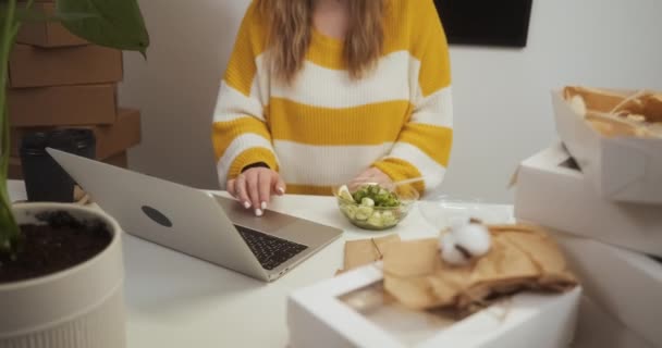 Αγνώριστη Επιχειρηματίας Δίαιτα Τρώγοντας Σαλάτα Κατά Διάρκεια Της Εργασίας Επιχειρηματίας — Αρχείο Βίντεο