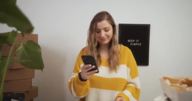 Ofisteki iş yerinde akıllı telefon kullanan bir kadın öğle yemeği yerken diyet yapan bir iş kadını iş sırasında salata yiyor.