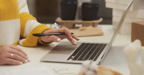 Close Entrepreneur Female Working Laptop Making Note Notepad Woman Growing — Stock Video