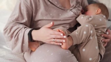 Anne emzirme sırasında bebeklerin bacaklarını okşar, anneye masaj yapar, bebek emzirirken ayaklarına masaj yapar.