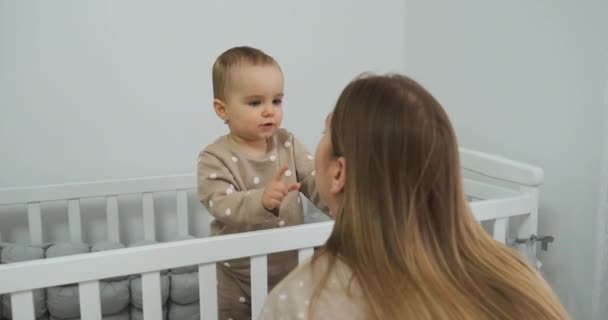 Baba Lánya Gyermekágy Játszik Anya Megérinti Orrát Ujjával Anya Kisgyermek — Stock videók