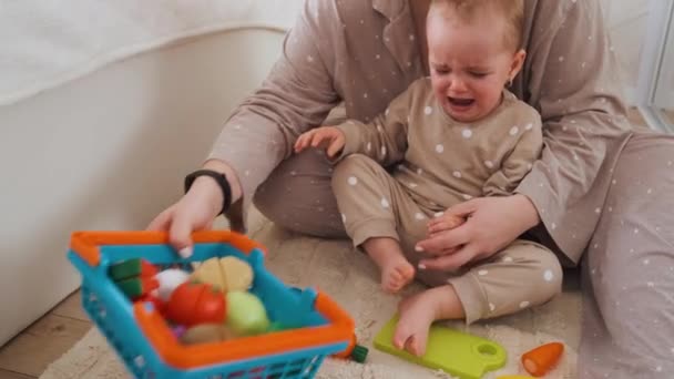 Нещаслива Дитина Плаче Кидає Іграшки Малюк Сердитий Вираз Емоцій Засмучений — стокове відео