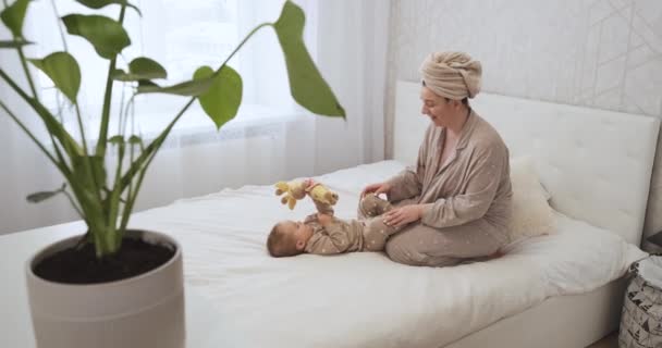 Ung Mamma Med Barn Sovrum Med Grön Växt Förgrunden Mamma — Stockvideo