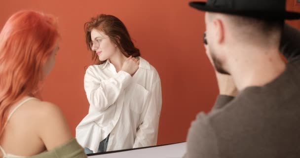Stüdyoda Erkek Fotoğrafçı Asistanla Birlikte Çekilen Kadın Model — Stok video