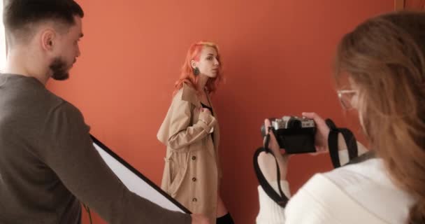 Žena Ryšavý Model Hraní Během Focení Studiu Fotografem Asistentem — Stock video