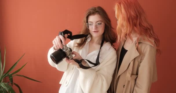 Female Photographer Shows Result Shoot Redhead Model Photo Studio Terracotta — Stockvideo