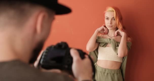Rødhåret Ung Kvinde Fotooptagelse Studiet Med Terracotta Baggrund – Stock-video