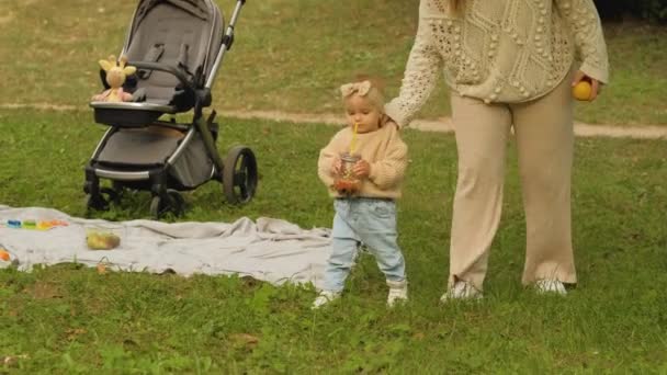 Mother Child Park Picnic Helps Her Young Daughter Take Her — Stockvideo