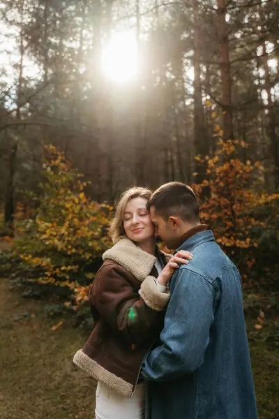 Adulto Casal Está Compartilhando Abraços Cercados Pela Beleza Natureza — Fotografia de Stock
