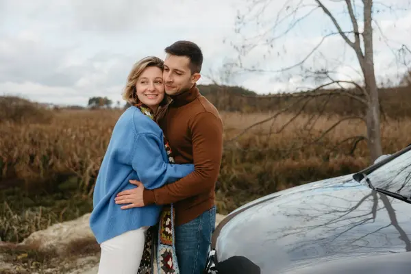 Homem Mulher Felizes Estão Abraçando Frente Carro Com Sorrisos Seus Imagem De Stock